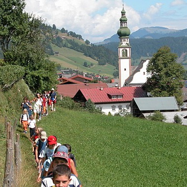 Professionelle Massage mit heissen Steinen